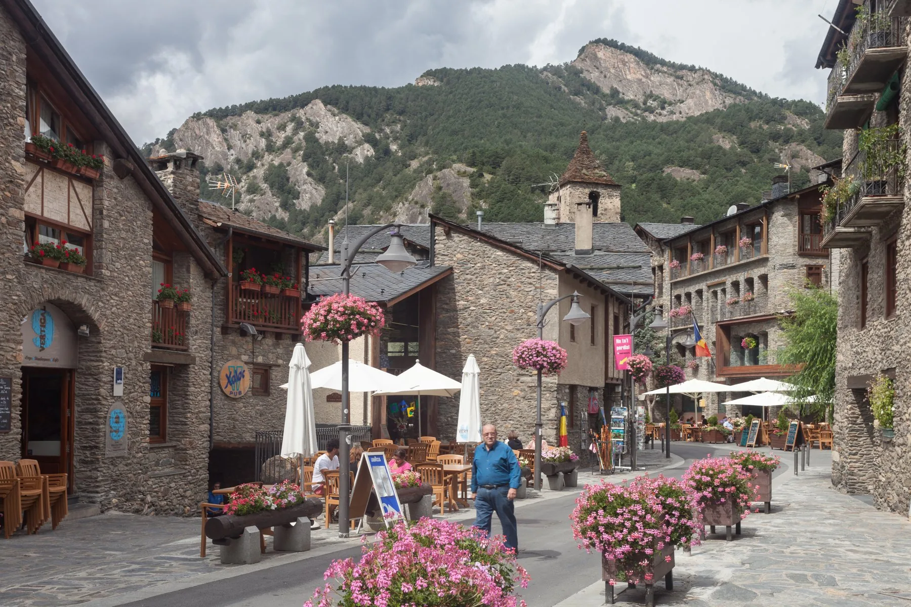 Terrasse fleurie et ruelle en pierre dans le village d’Ordino