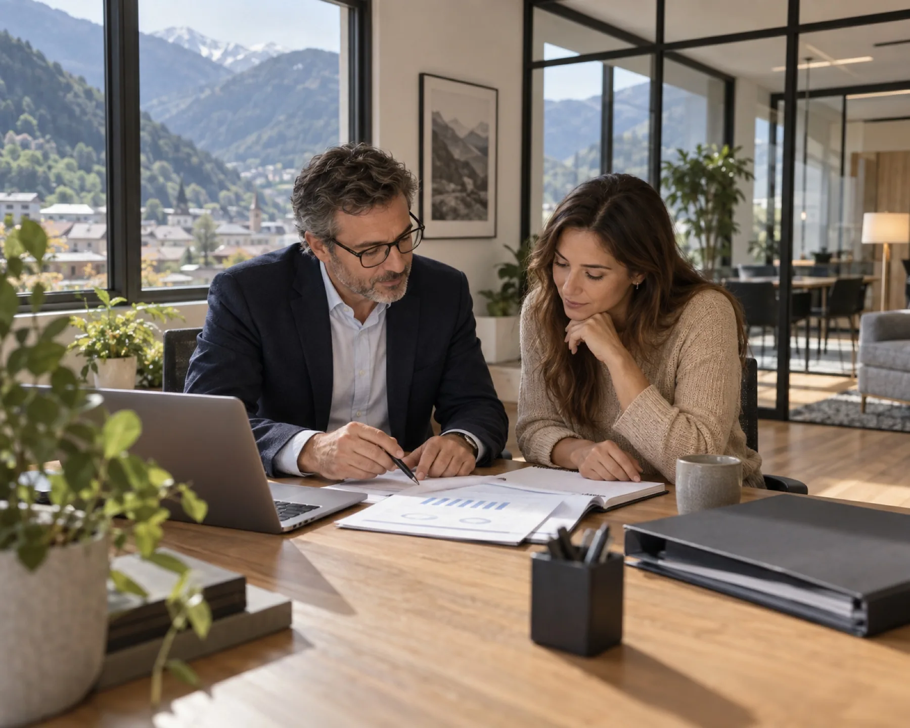 Un entrepreneur examine ses chiffres avec son conseiller comptable en Andorre Un entrepreneur examine ses chiffres avec son conseiller comptable en Andorre