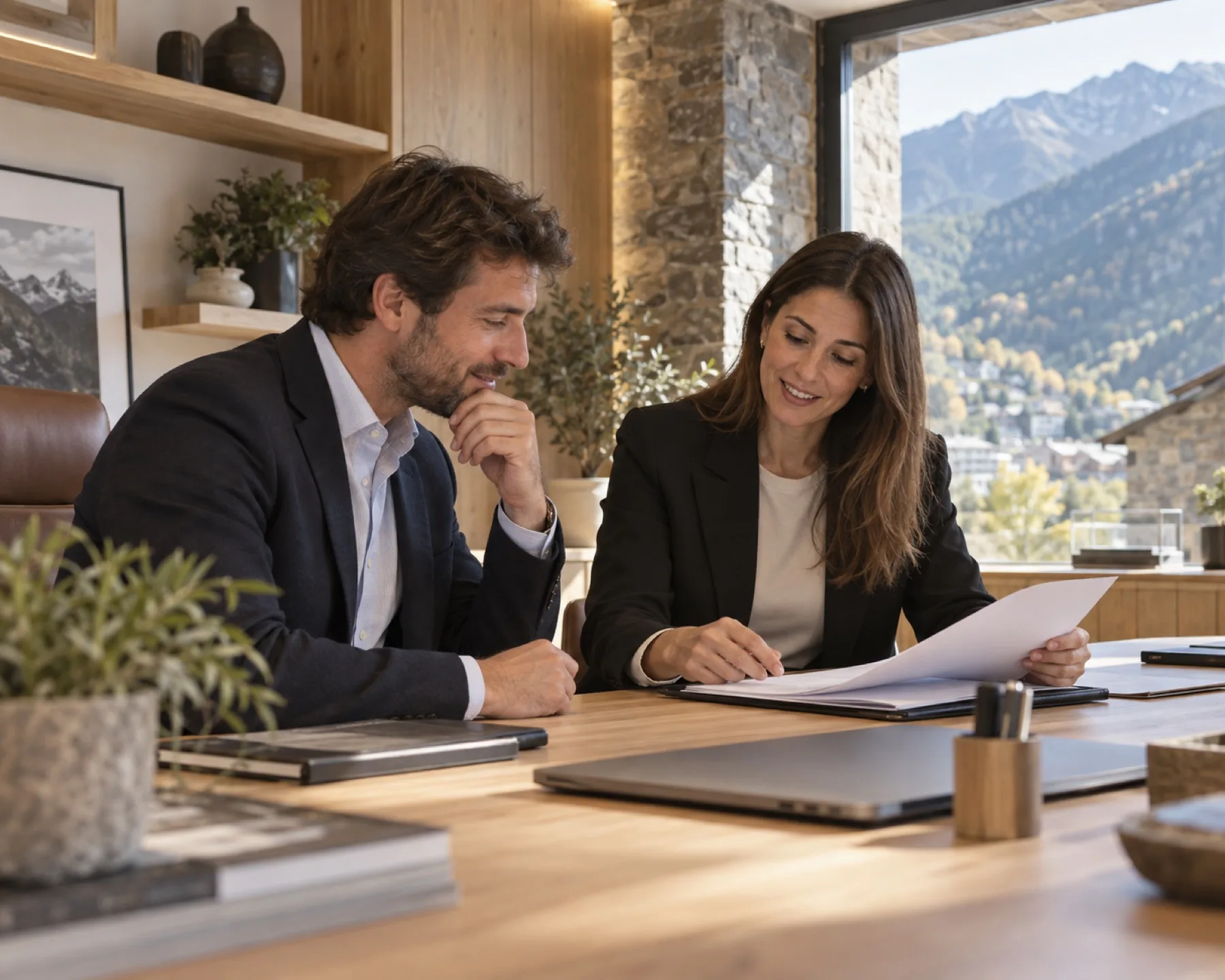 Un entrepreneur prépare la création de sa société avec une conseillère en Andorre Un entrepreneur prépare la création de sa société avec une conseillère en Andorre